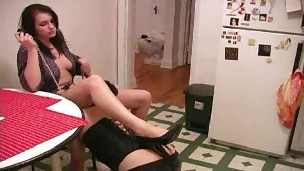 Paige Owens pleasuring pirang MILF ing kamar urip